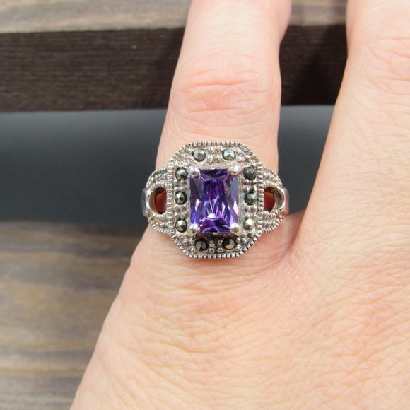 Size 6 Sterling Silver Marvelous Purple CZ Ring - Picture 4 of 8
